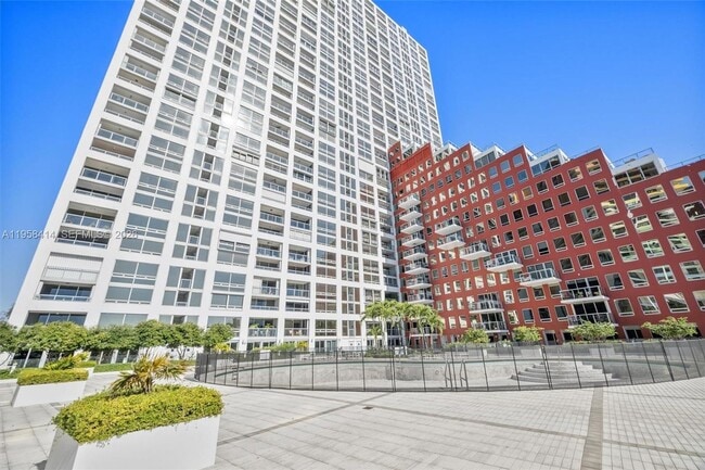 Building Photo - 1541 Brickell Ave