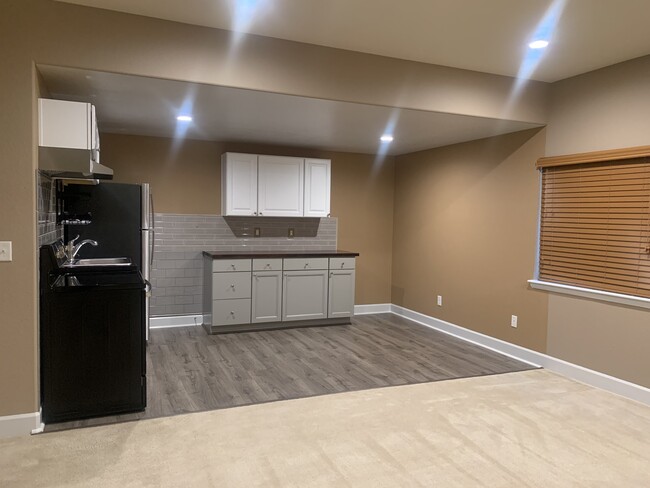 Kitchen - 12642 Glencoe St