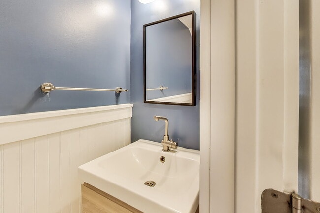 Building Photo - 646 Keefer Pl NW