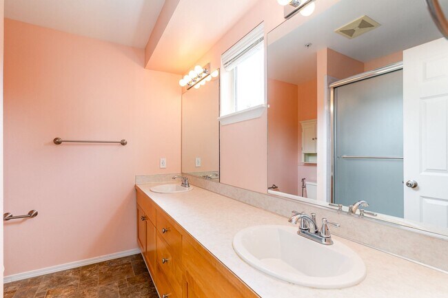 Building Photo - Available Now – Spacious 3-Bedroom Townhom...