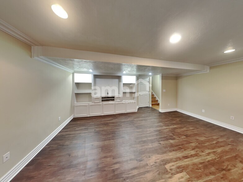 Building Photo - 1015 Westbury Ct