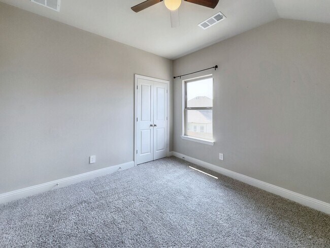 Building Photo - Gorgeous 4-Bedroom Home in Woodbridge Esta...