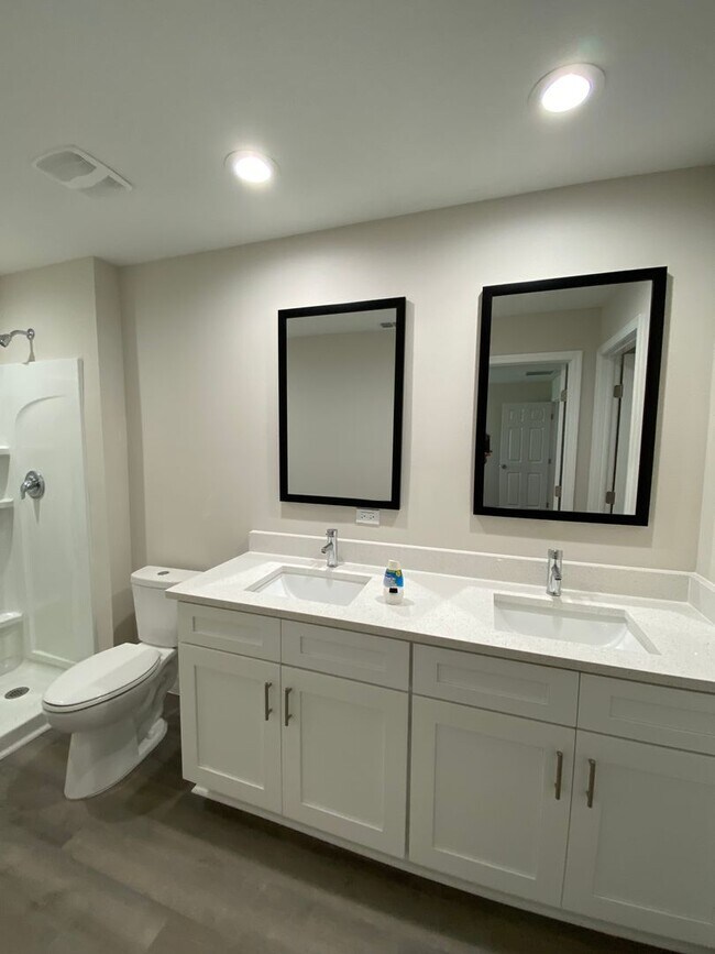 Building Photo - Desirable SW Ocala Neighborhood, 3/2/2 **W...