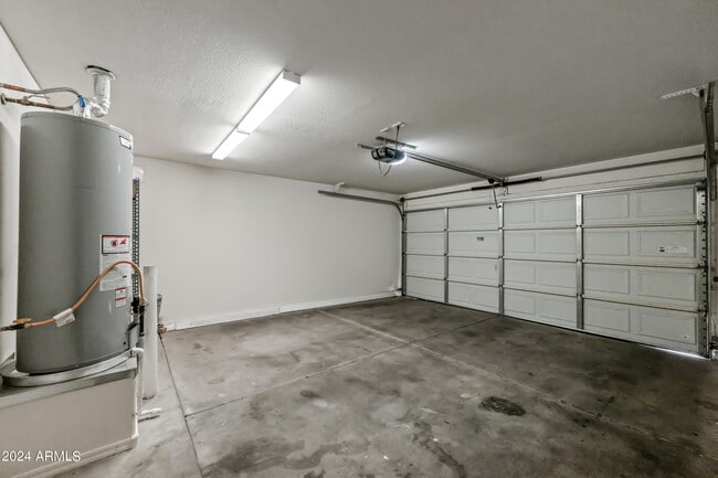 Building Photo - 2075 S Peppertree Dr