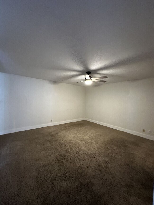 Building Photo - 655 N Oracle Cir