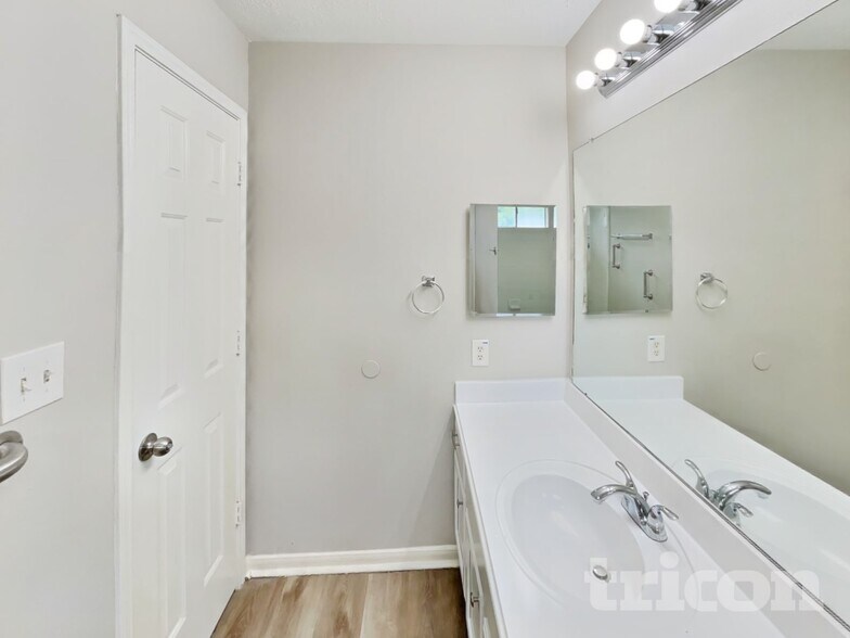 Building Photo - 423 Lazy Ln