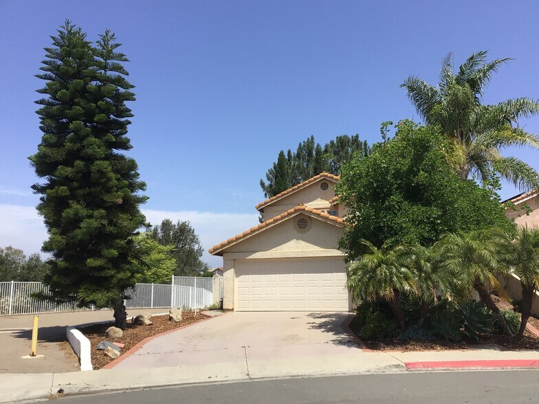 Front yard - 10864 Avenida de los Lobos