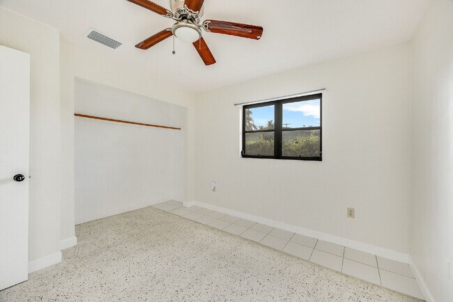 Building Photo - 5 BR/3BA pool home in Merritt Island- NO HOA!