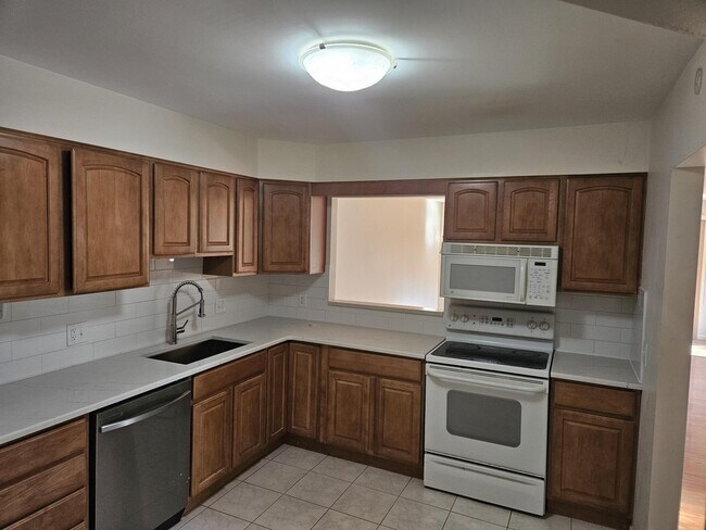 Building Photo - 2520 Traver Blvd