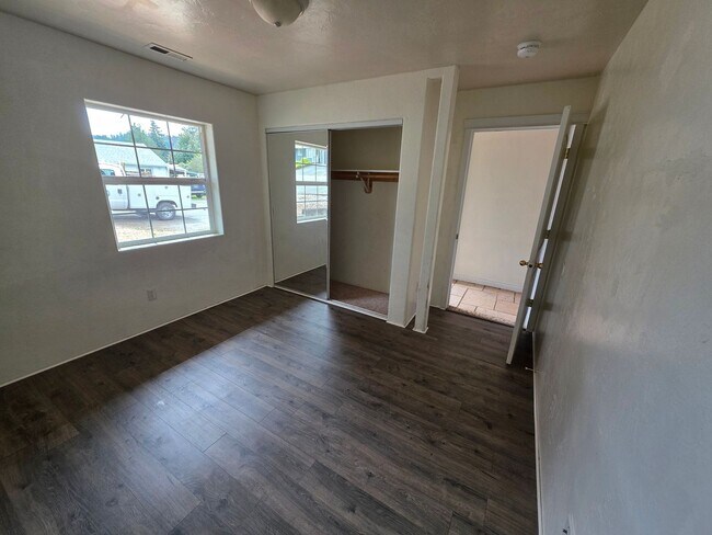 Building Photo - Large 3 bedroom 2 bath duplex. 1520 sq ft, vaulted ceilings