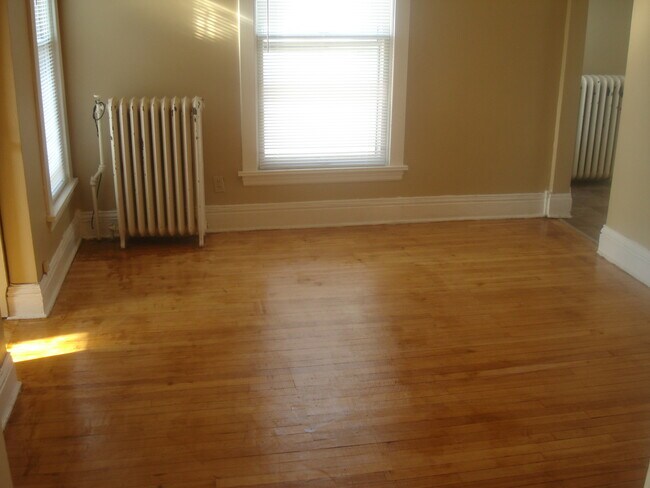 Building Photo - 206 Burr