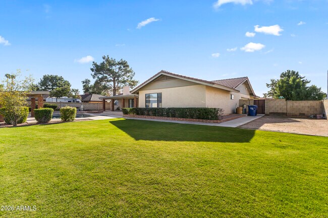 Building Photo - 1306 E La Vieve Ln