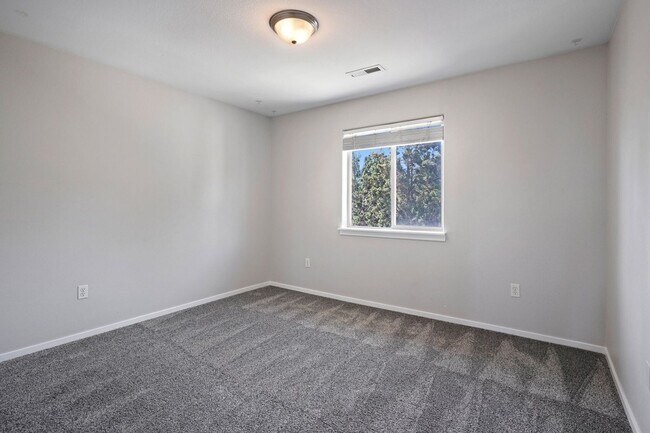 Building Photo - Huge home, recent upgrades!  Like new!