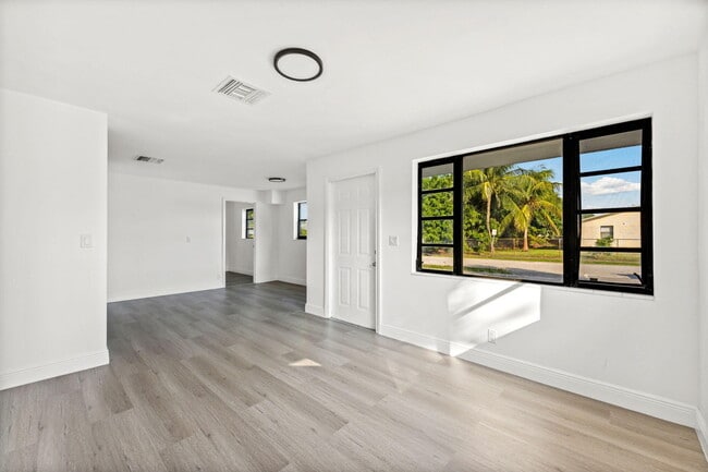 Building Photo - 230 SW 13th Ave