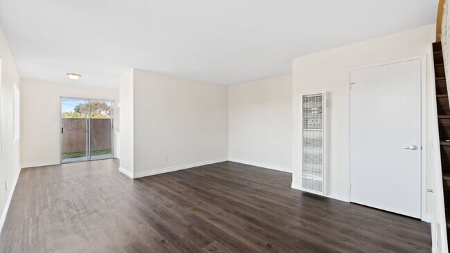 Building Photo - Chula Vista - Two Weeks FREE Renovated 2 bed /1.5 bath Two-Story Townhome w/ Private Yard