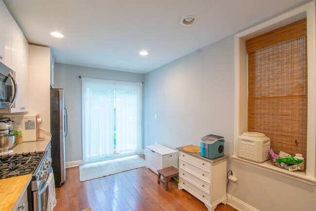 Building Photo - Beautiful Point Breeze Townhome