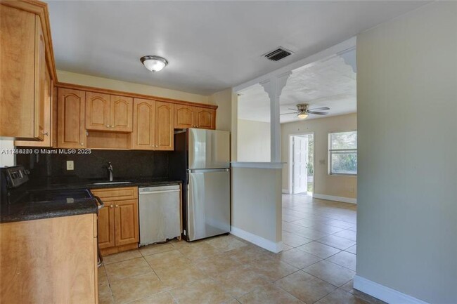 Building Photo - 3 bedroom in Hollywood FL 33024