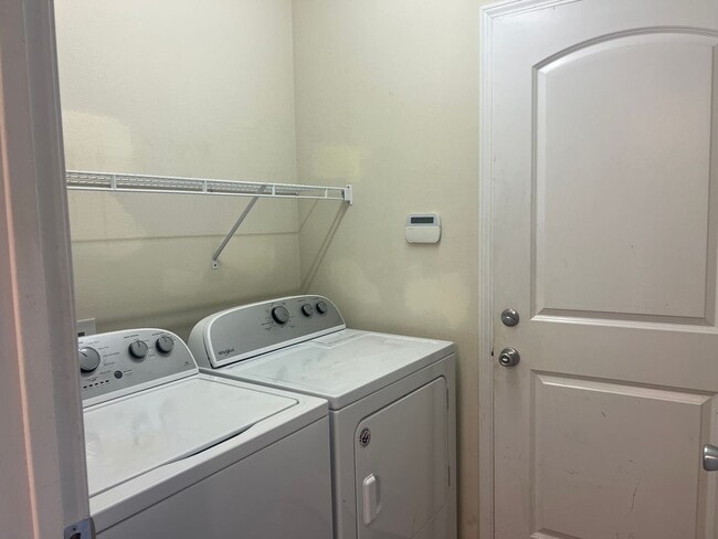 Building Photo - One- level 3bedroom /2bath  living with 2 ...