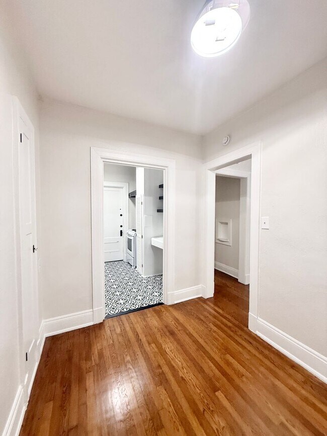 Building Photo - Very Unique Upstairs 1/1 w/ Hardwoods in Small 1920's complex - F211