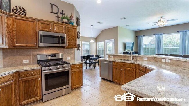 Building Photo - Stunning 3 bedroom, 2 bath in ideal location!