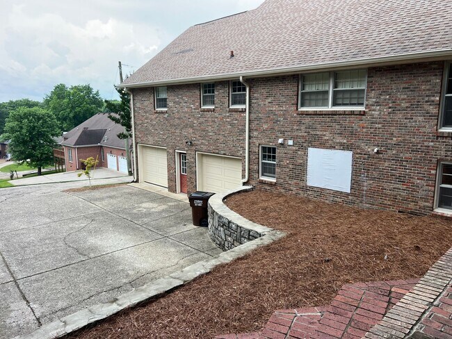 Building Photo - Single Family Home on almost an acre, 4 be...