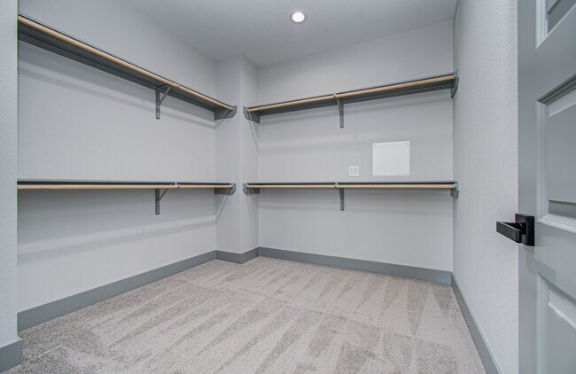 Building Photo - 835 S Victory Dr