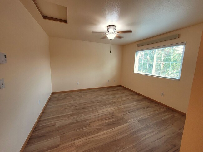 Building Photo - 410 Holland Ave