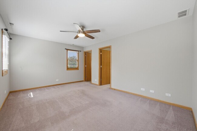 Building Photo - 586 S Hawthorne Ave