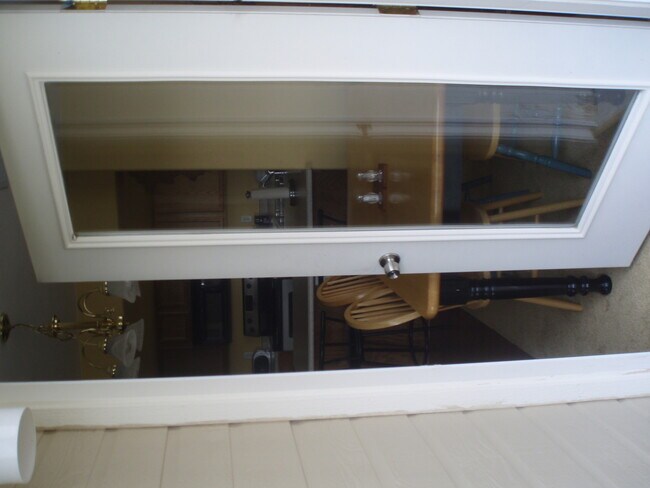 Building Photo - 3 Bedroom, 2 Bath Condo Fully Furnished