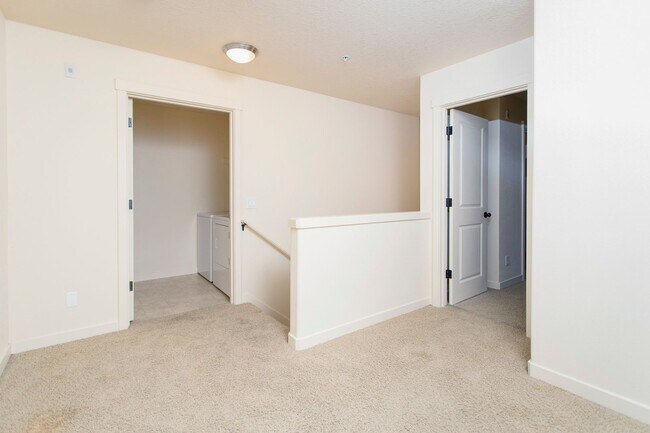 Building Photo - 2BD 2.5BA + Bonus Room/Den/Office Townhouse w/Garage + AC + Washer/Dryer Included