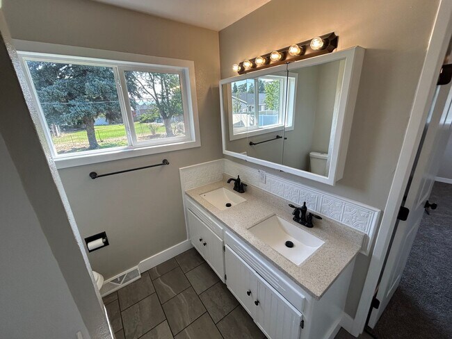 Building Photo - Beautiful 3 Bed, 1.5 Bath in Spokane!