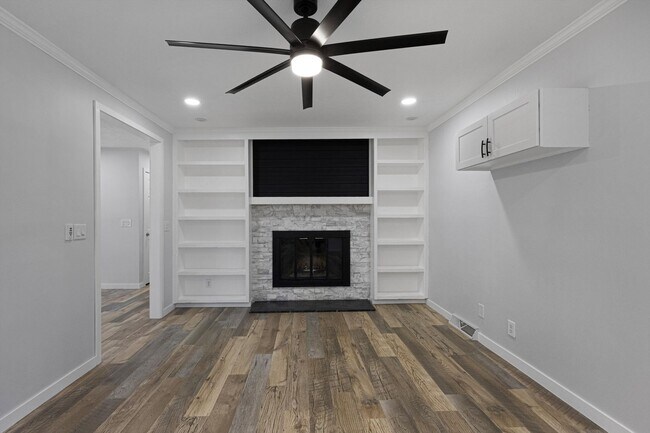 Building Photo - **3 Bedroom with a non-conforming and 2.5 bathrooms in Millard**