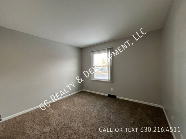 Building Photo - *** UPDATED UNITS / 2 BDRM / W&D IN BUILDI...