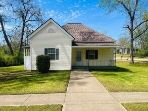 Building Photo - Wow! 3 bedroom 2 bathroom home in Lagrange. Must see!