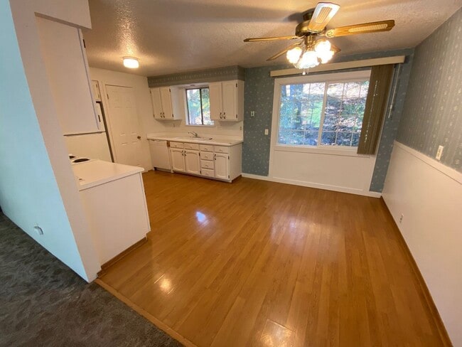 Building Photo - Great 2 Level Four Bedroom House!