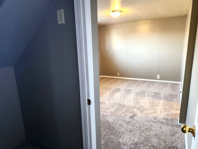 Building Photo - 4 Bd 2 Full Bath New Carpet & Upgrades