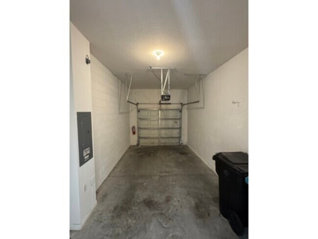 Building Photo - 2 bed 2 bath 1 Car Garage Townhome