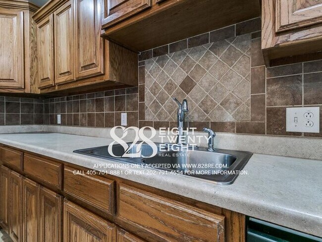 Building Photo - Spacious 2 Bed/1.5 Bath Norman Townhome Du...