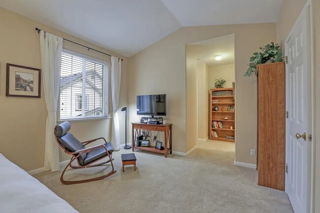 Building Photo - 18 Flora Ln