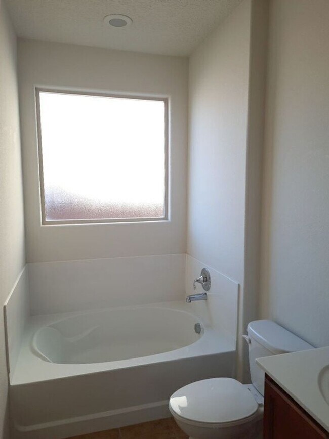 Building Photo - 3 bedroom 2 bathroom home in Rio Rancho! C...