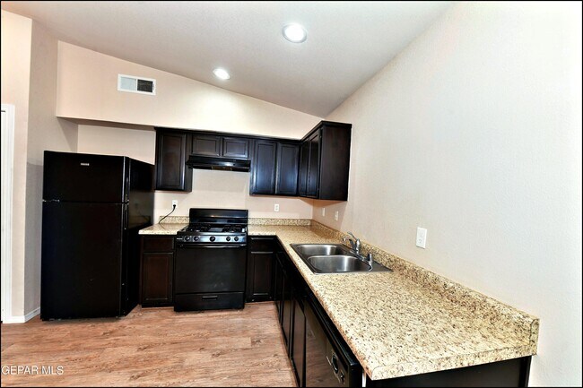 Building Photo - 916 Villa Seca Dr
