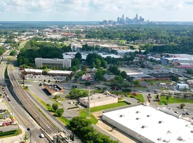 Building Photo - 4000 Fieldcrest Rd
