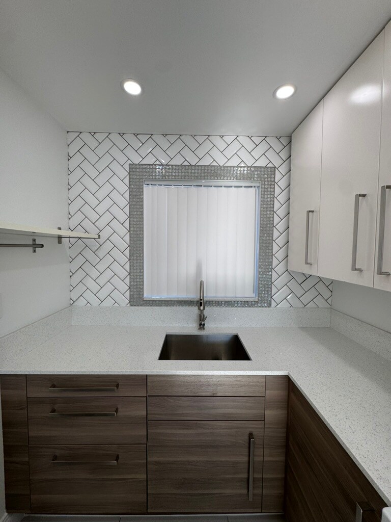 Kitchen. - 2415 Thomas St