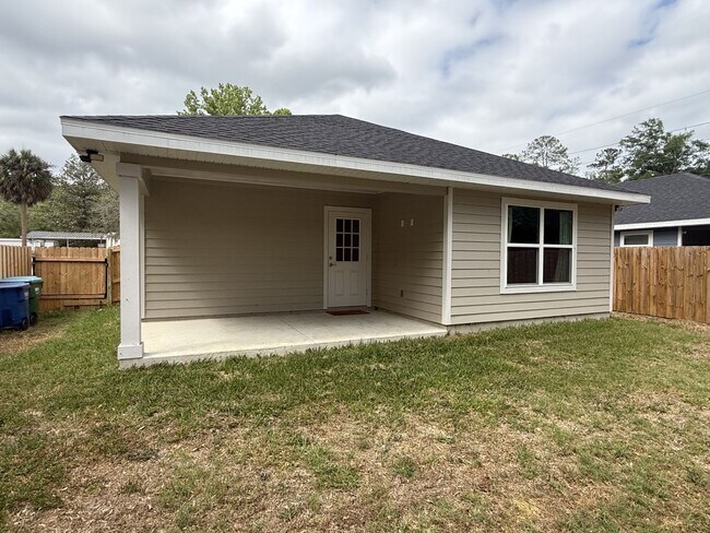 Building Photo - 3 Bedroom 2 Bath In Alachua