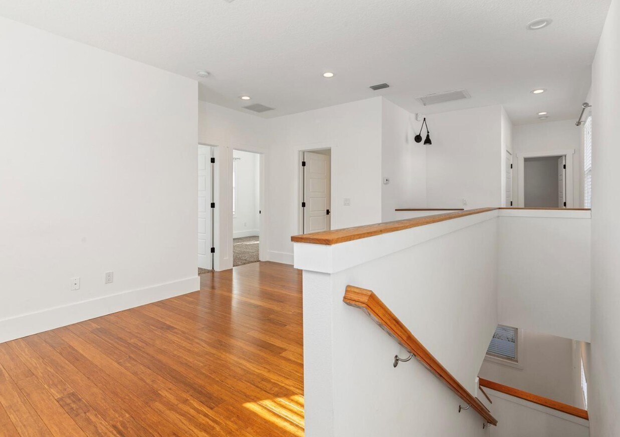 Building Photo - 214 E Floribraska Ave