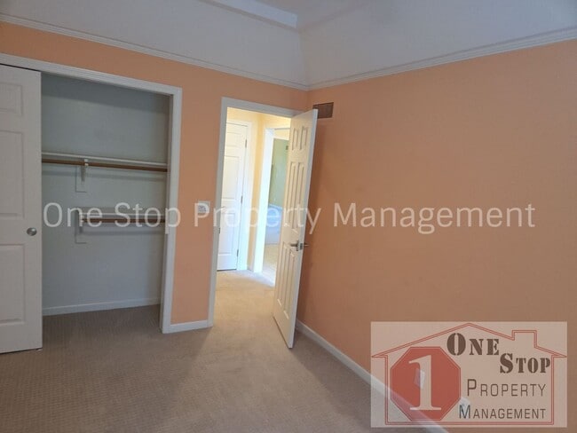 Building Photo - Beautiful 2 bedroom, 3 bathroom Villa in Overland Park!