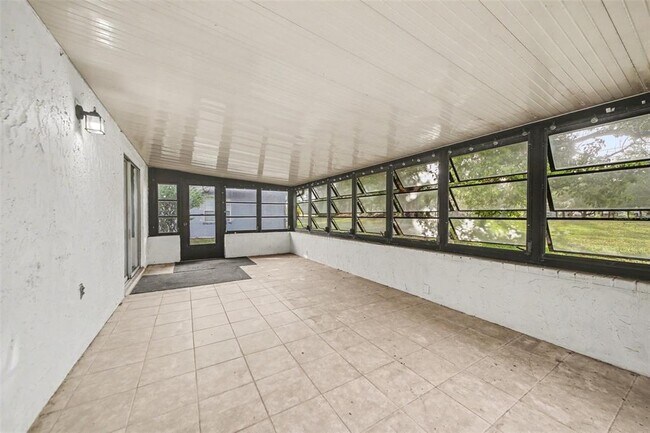 Building Photo - 5033 Loyola Ln