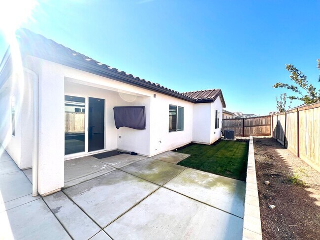 Building Photo - Charming 3 bedroom, 2 Bath Home
