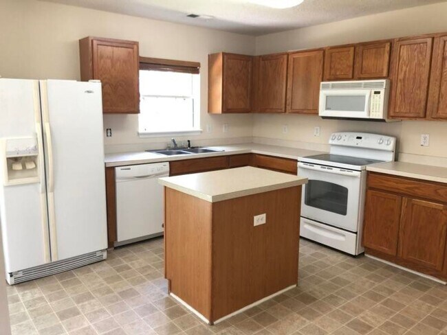 Building Photo - Available April 1st. 4 Bedroom 3 Full Bath Home