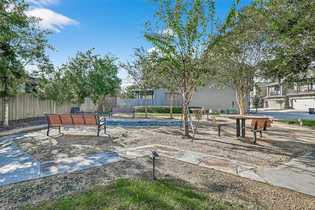 Building Photo - 10949 Cannes Memorial Dr